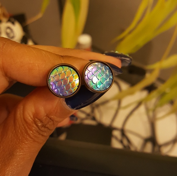 2 for $20 💖 Mermaid scale iridescent studs - Picture 7 of 7